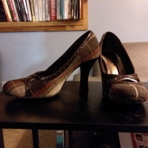 Plaid pumps